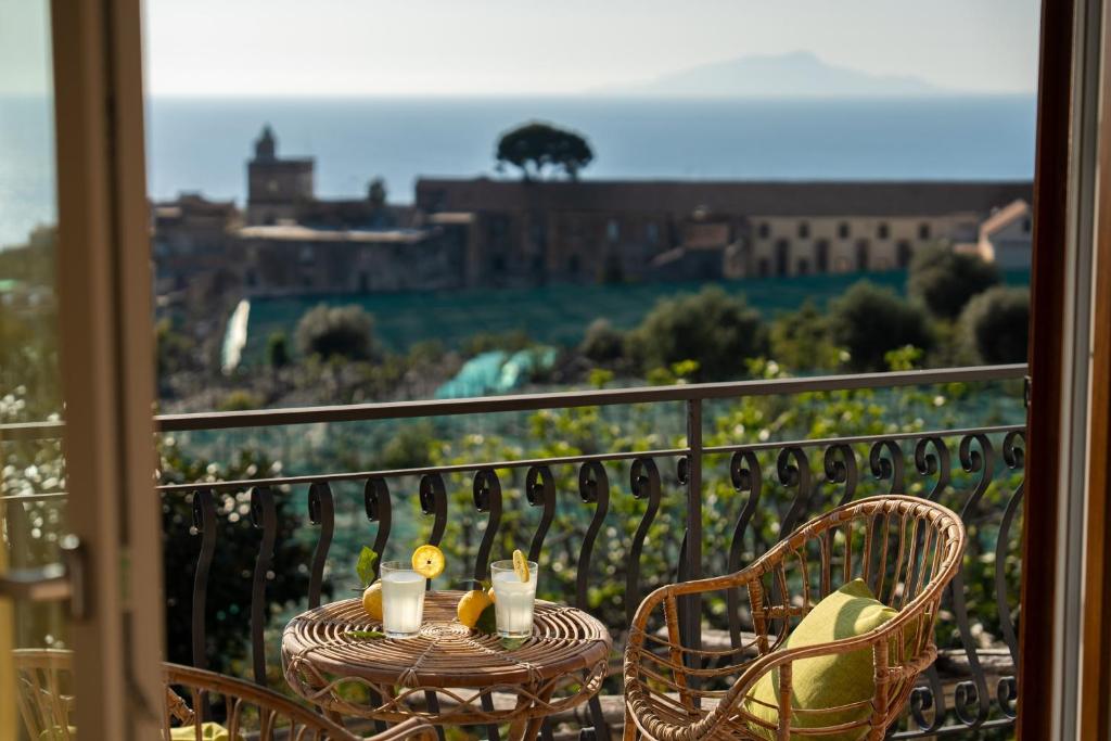 een balkon met een tafel en stoelen en uitzicht bij Lemon Riviera Casa Vacanze in Massa Lubrense