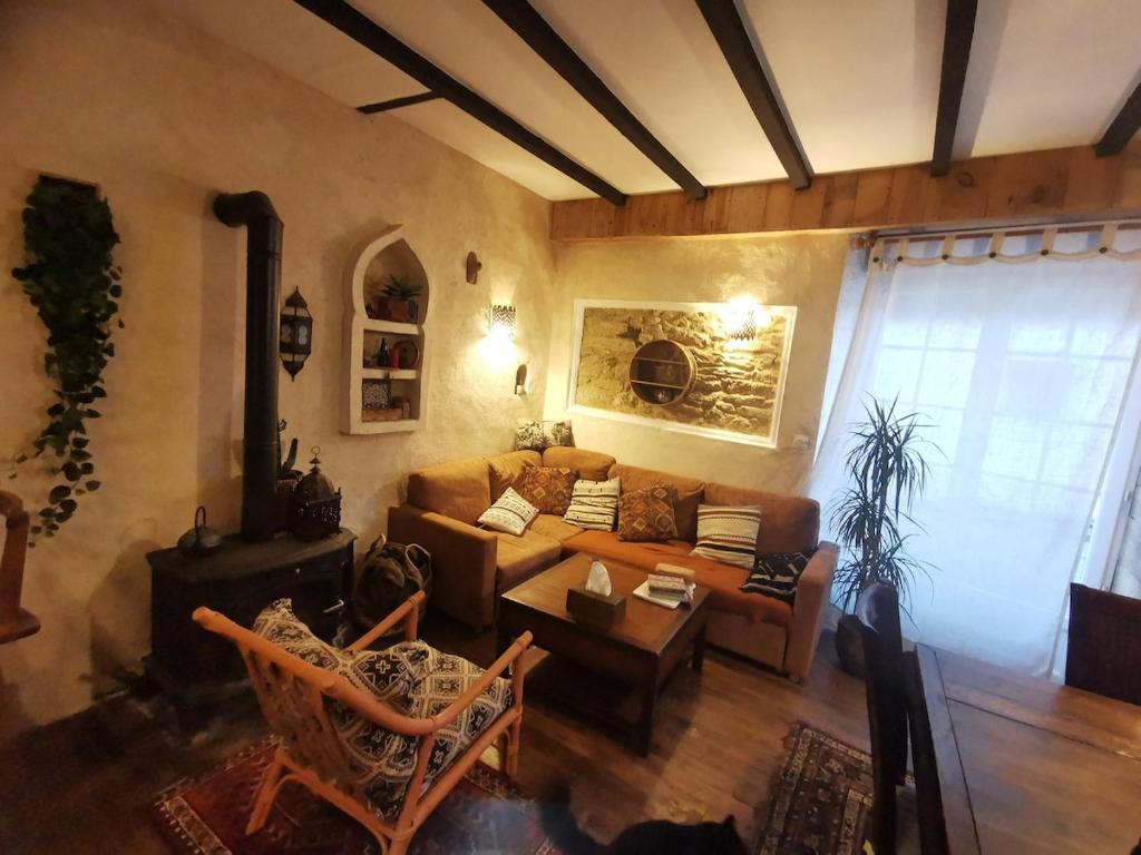 un salon avec un canapé et une table dans l'établissement Ti ar veajerien, à Locmiquélic