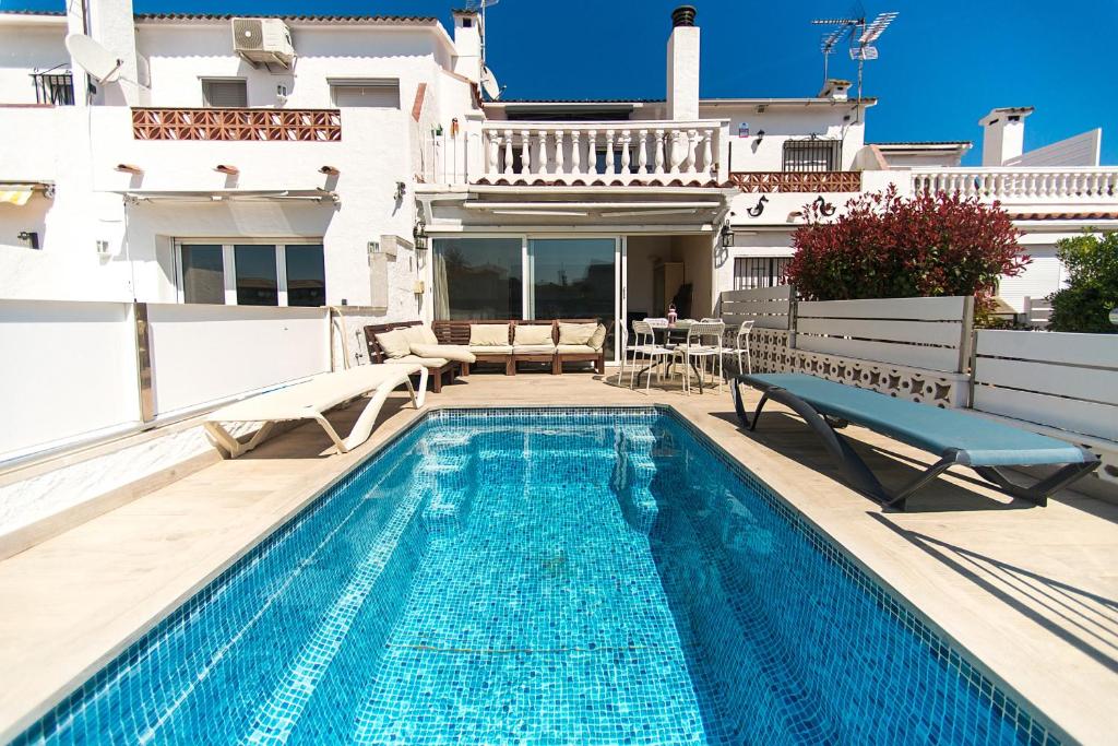 WELCS CASA 240 EMP con piscina y vista al canal