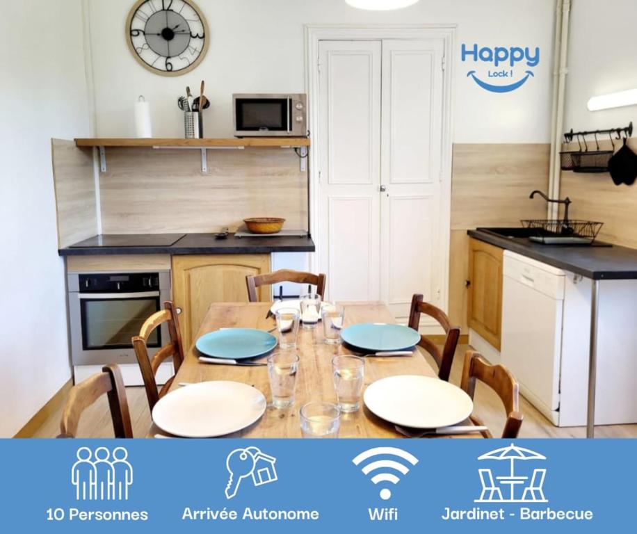 une cuisine avec une table et des chaises dans une cuisine dans l'établissement Maguilon H - 10 personnes - Proche rivière et Vals bains, à Lalevade-dʼArdèche