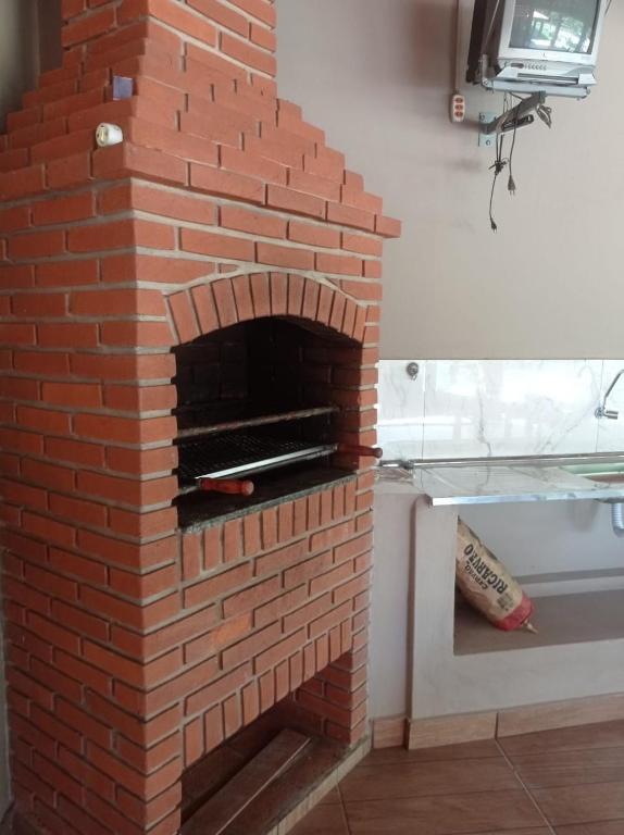 Dapur atau dapur kecil di Linda Chácara com piscina