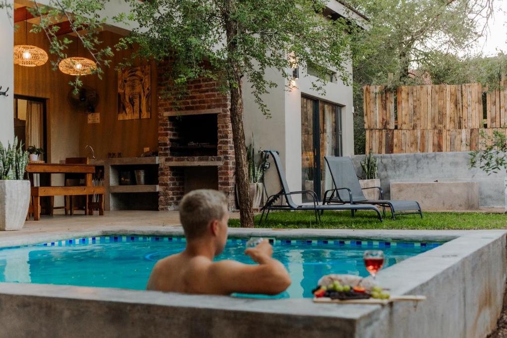 Kolam renang di atau dekat dengan Afri Villa Stays - Luxury Bush Villa Bird