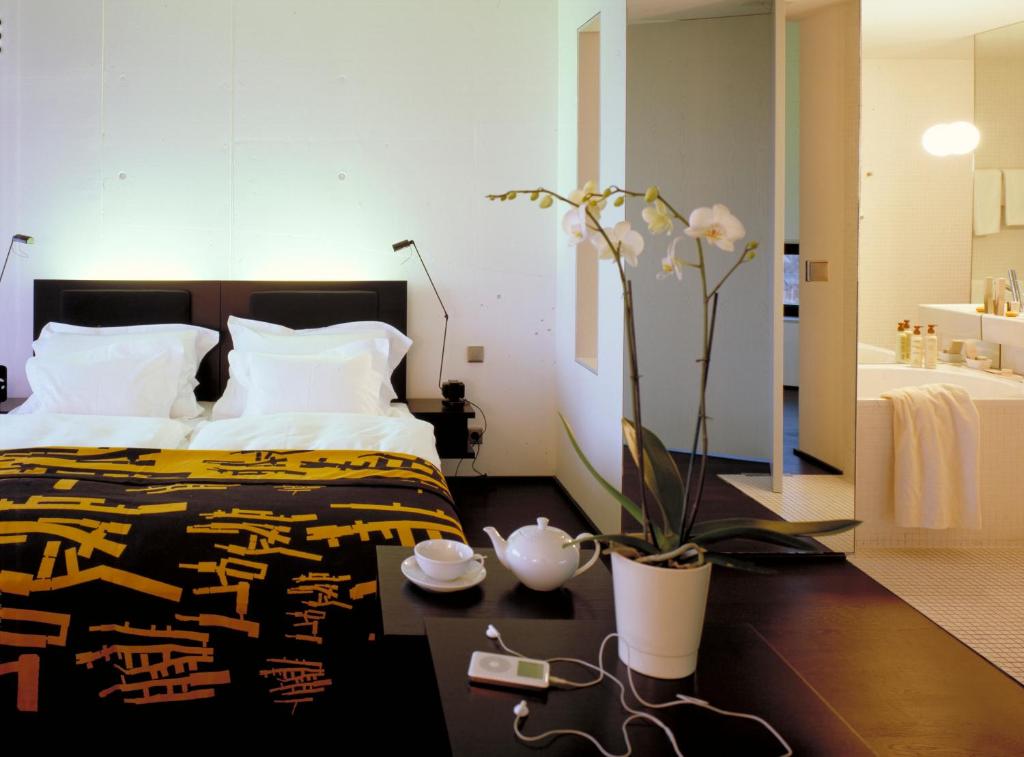Postel nebo postele na pokoji v ubytování LOISIUM Wine & Spa Hotel Langenlois