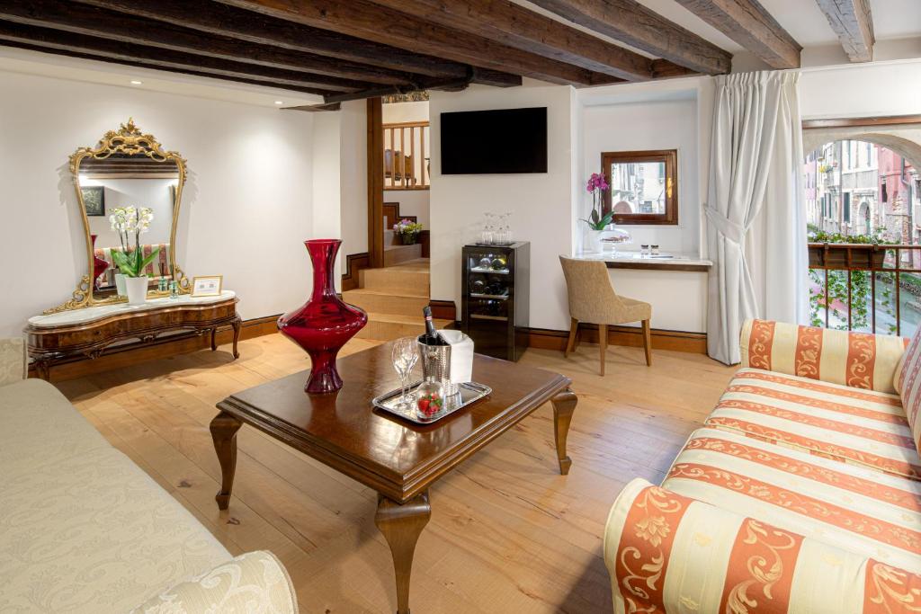 TV a/nebo společenská místnost v ubytování All’Angelo Art Hotel