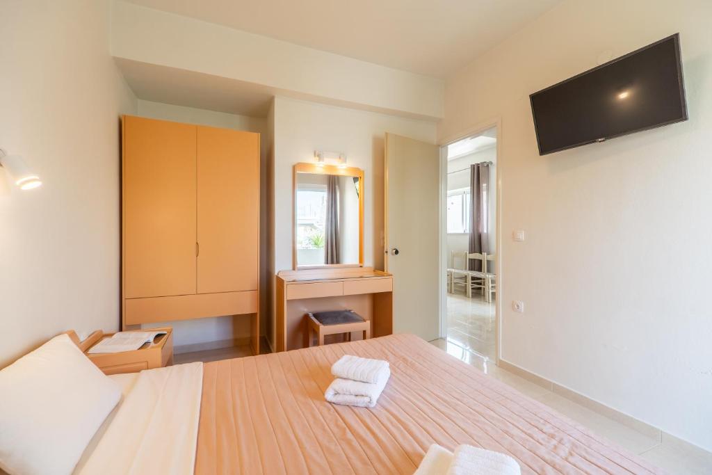 TV a/nebo společenská místnost v ubytování Rhoe Seaside Apartments