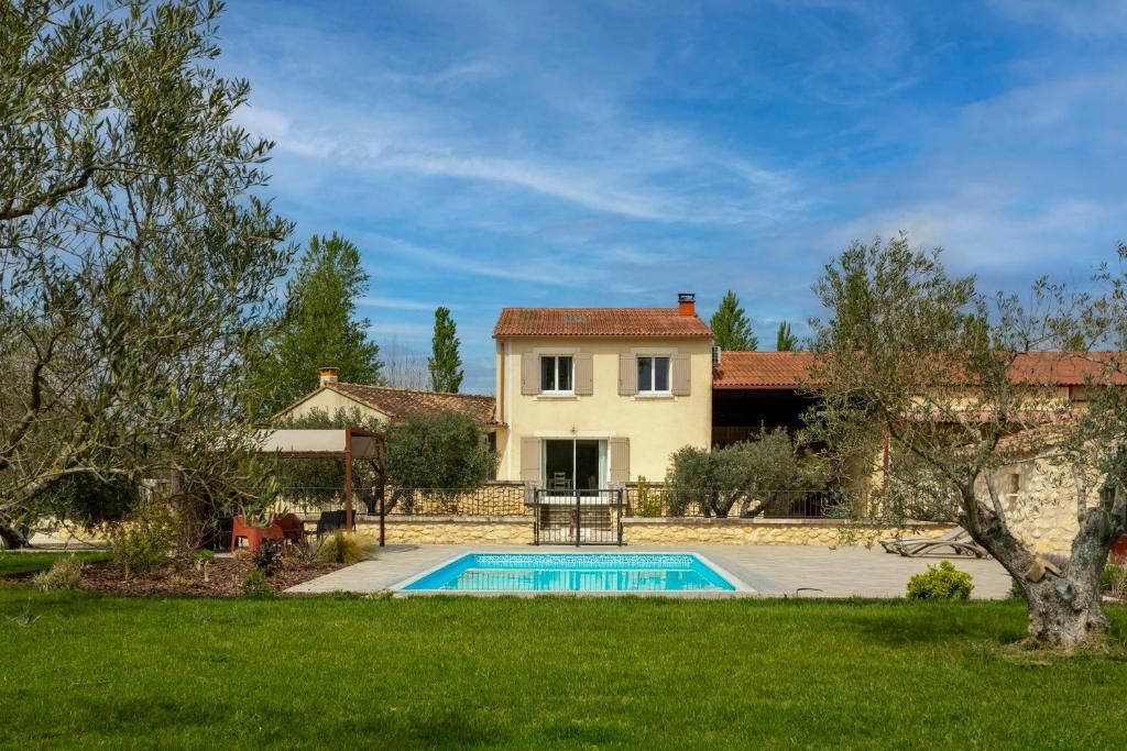 une villa avec piscine devant une maison dans l'établissement L'Estive - Maison climatisée avec piscine, à Tarascon