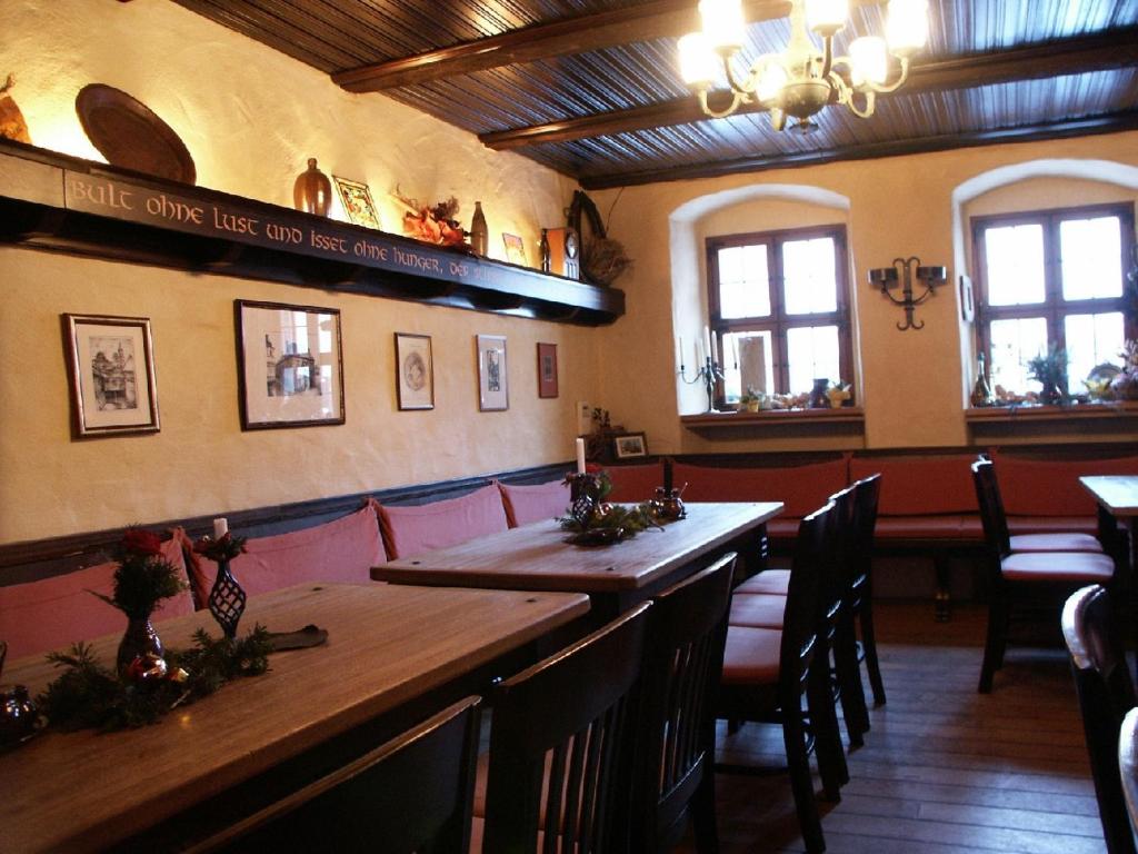 Altstadt Apartment Zittau - stilvolle familienfreundliche Ferienwohnung 78qm am Zittauer Museum und Zittauer Gebirge im Herzen der Oberlausitz mit eigenem Parkplatz ideal zum Wandern im Dreiländereck - Apartamento De Un Dormitorio