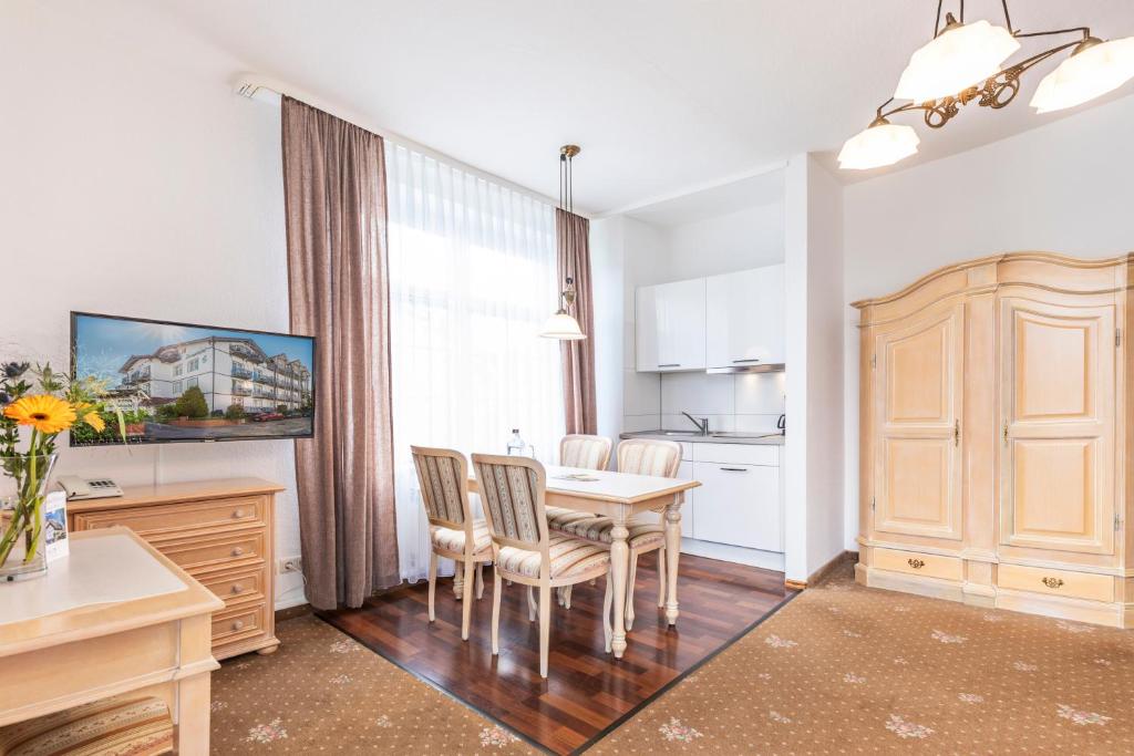 Kuchyň nebo kuchyňský kout v ubytování Hotel Stranddistel Rügen