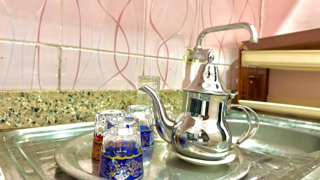 einen Wasserkocher und Gläser auf einem Waschbecken in der Unterkunft HOTEL 7DAYS DAkHLA in Ad-Dakhla