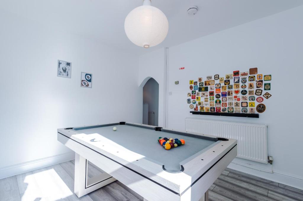 Hough GreenにあるBeautiful 3Bed Home In Chester, Games Room, Smart TV, Long Term Discの白い部屋のビリヤード台