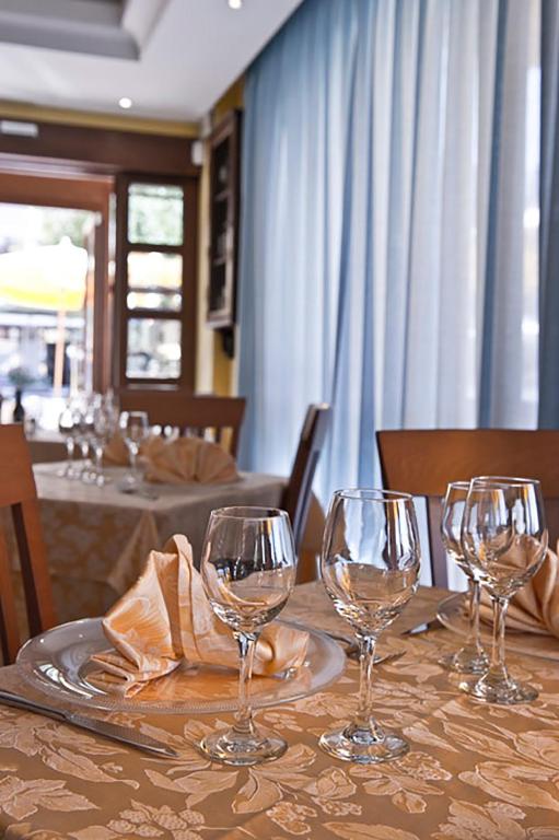 Reštaurácia alebo iné gastronomické zariadenie v ubytovaní Hotel Costabella