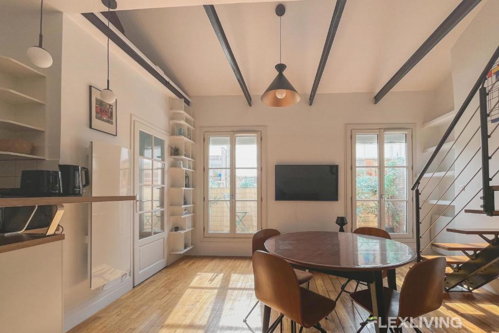 une cuisine et une salle à manger avec une table et des chaises dans l'établissement Flexliving - Onebedroom - Albert, à Paris