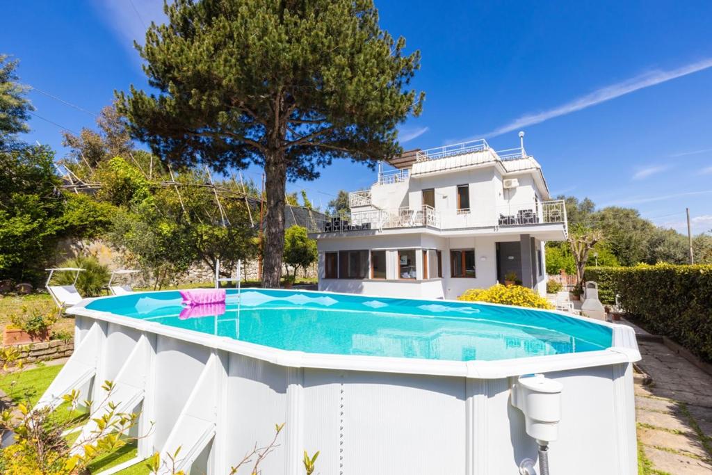 une maison avec une piscine dans la cour dans l'établissement Estate4home - Villa Louise, à Sorrente