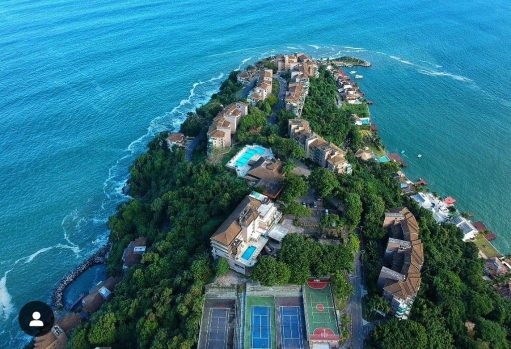 マンガラチバにあるPorto Real Resortの海に浮かぶ島の航空写真