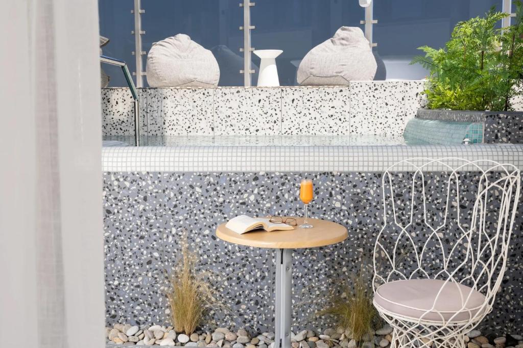 Pearl SeaBreeze Suites - 15