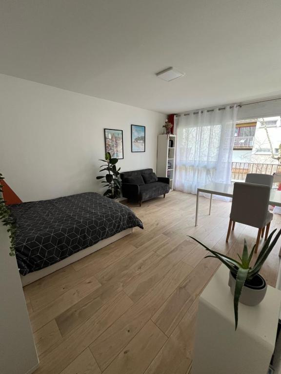 une chambre avec un lit, un canapé et une table dans l'établissement Les Tulipiers, à Nantes