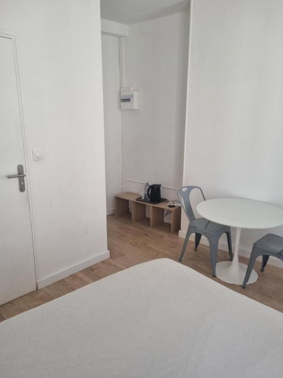 Un ou plusieurs lits dans un hébergement de l'établissement Chambre privée - Vue Tour Eiffel