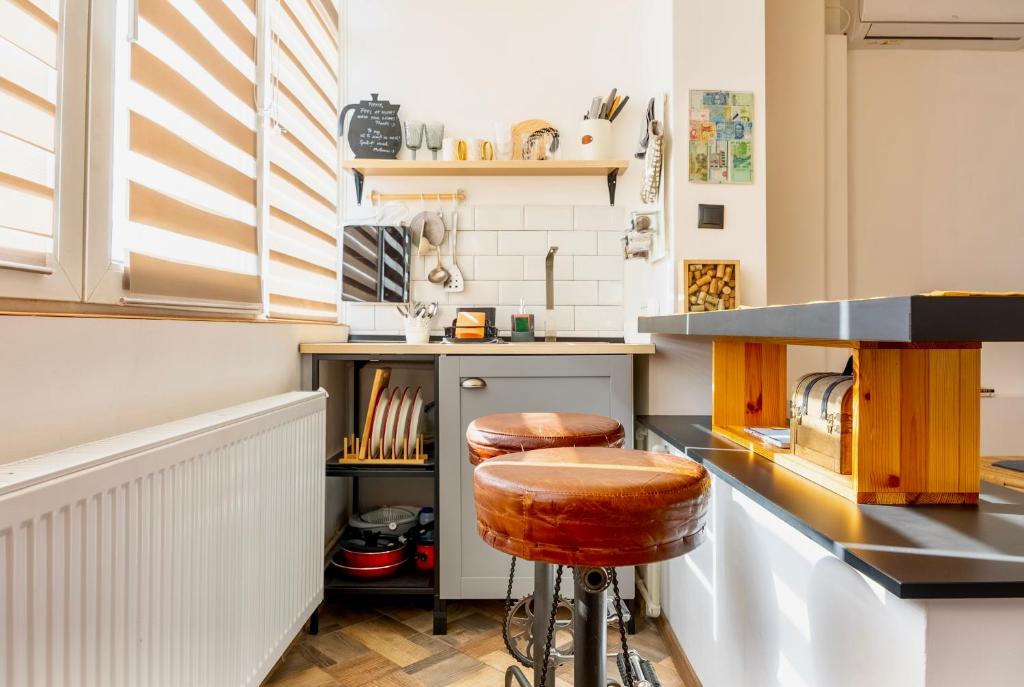 ブカレストにある2 Vis-a-Vis Studio - Gara de Nordのキッチン(カウンター、スツール2脚付)