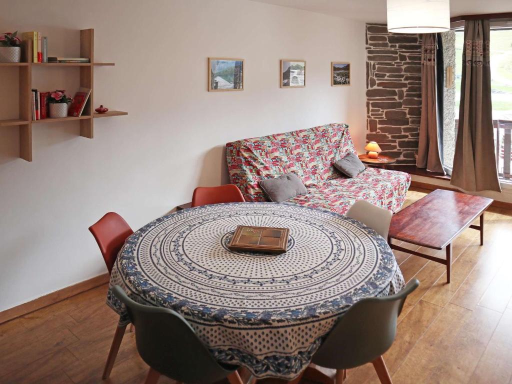 un salon avec une table et un canapé dans l'établissement Appartement 6 pers rénové skis aux pieds, Les Orres - FR-1-322-568, aux Orres