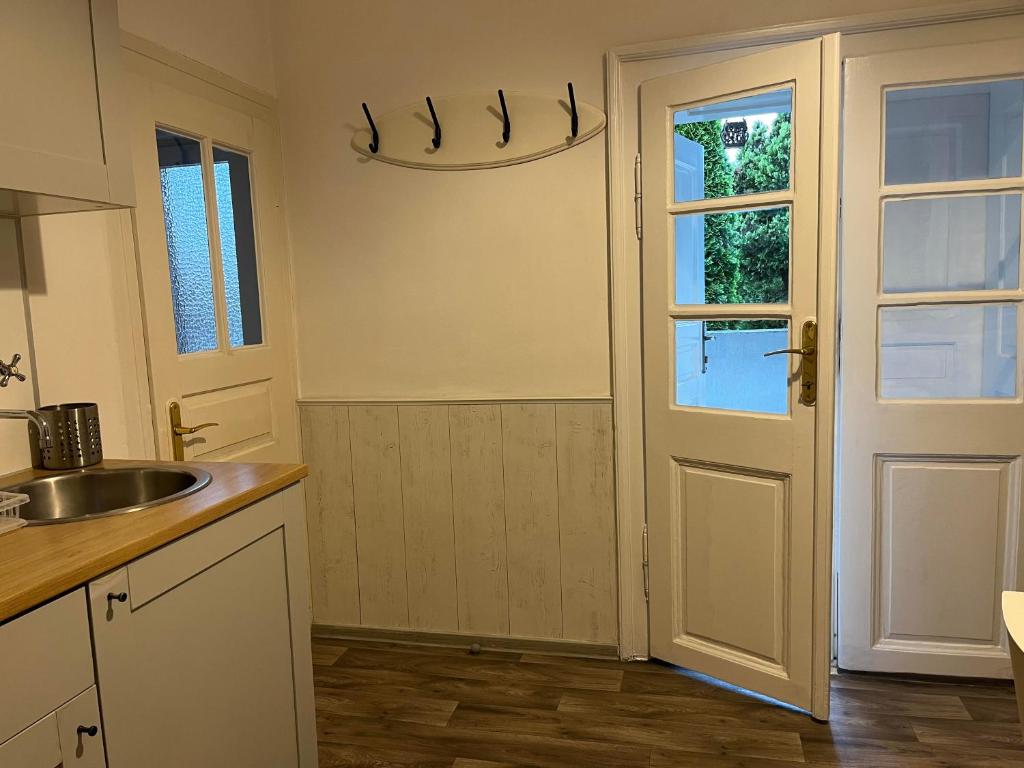 Kuchyň nebo kuchyňský kout v ubytování Idill Apartmanház B&B