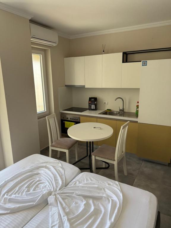 Postel nebo postele na pokoji v ubytování shengjin apartaments