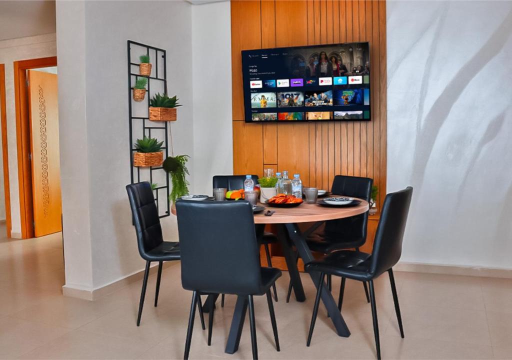 TV a/nebo společenská místnost v ubytování Harmonie Kénitra Grand Appartement 3 Chambres Tout Confort