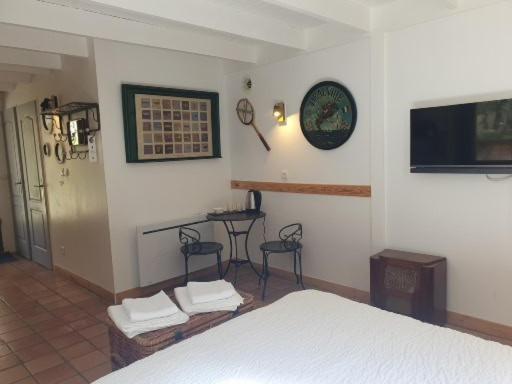 Postel nebo postele na pokoji v ubytování Le Moulin De La Pipe - Logis Hotel Restaurant
