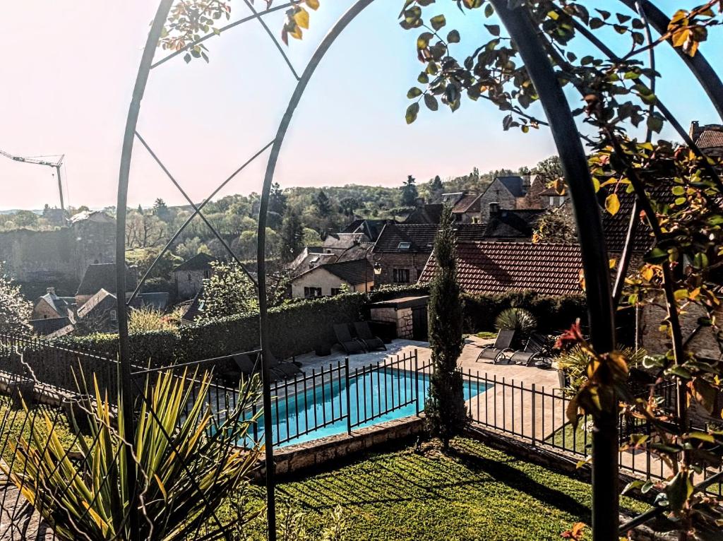 - une vue depuis l'arrière-cour d'une maison avec piscine dans l'établissement Le Clos de la Musardise - Gîtes de Charme avec Piscine Chauffée, à Salignac Eyvigues
