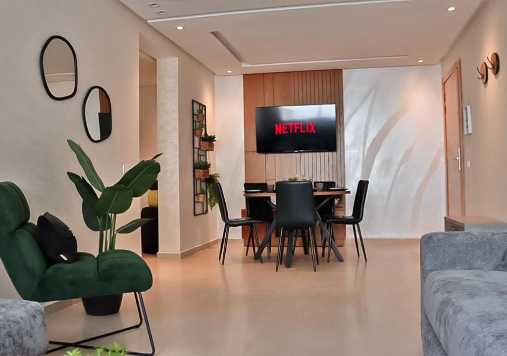 TV a/nebo společenská místnost v ubytování Harmonie Kénitra Grand Appartement 3 Chambres Tout Confort