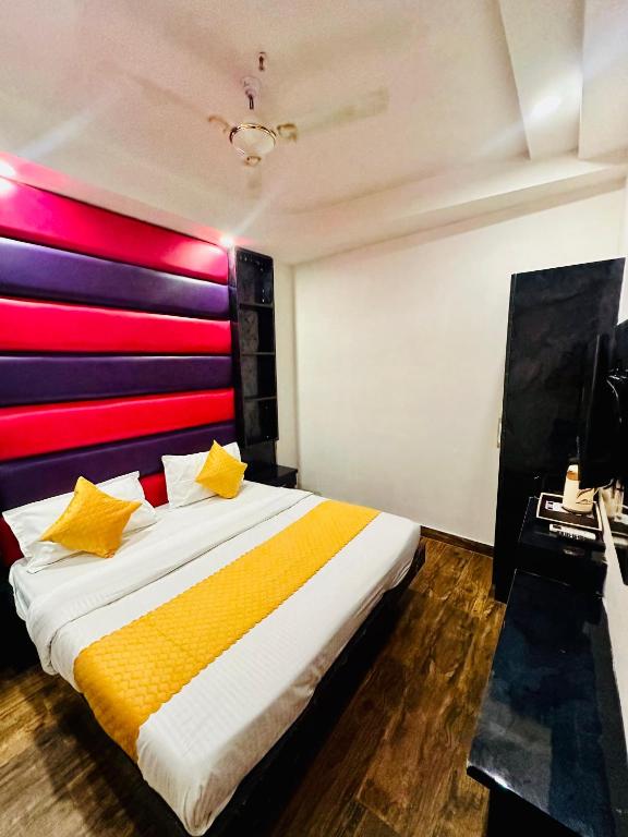 Postel nebo postele na pokoji v ubytování Hotel Red Stone Inn Walkable from New Delhi Railway Station