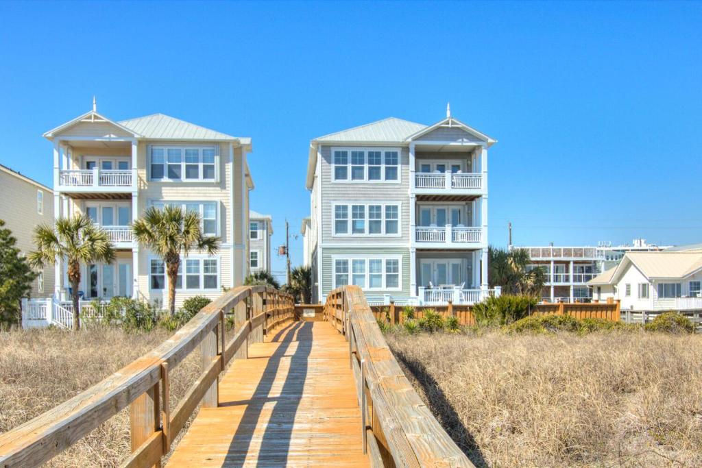 een promenade naar het strand met twee appartementen bij Sandstep by Carolina Beach Realty in Carolina Beach