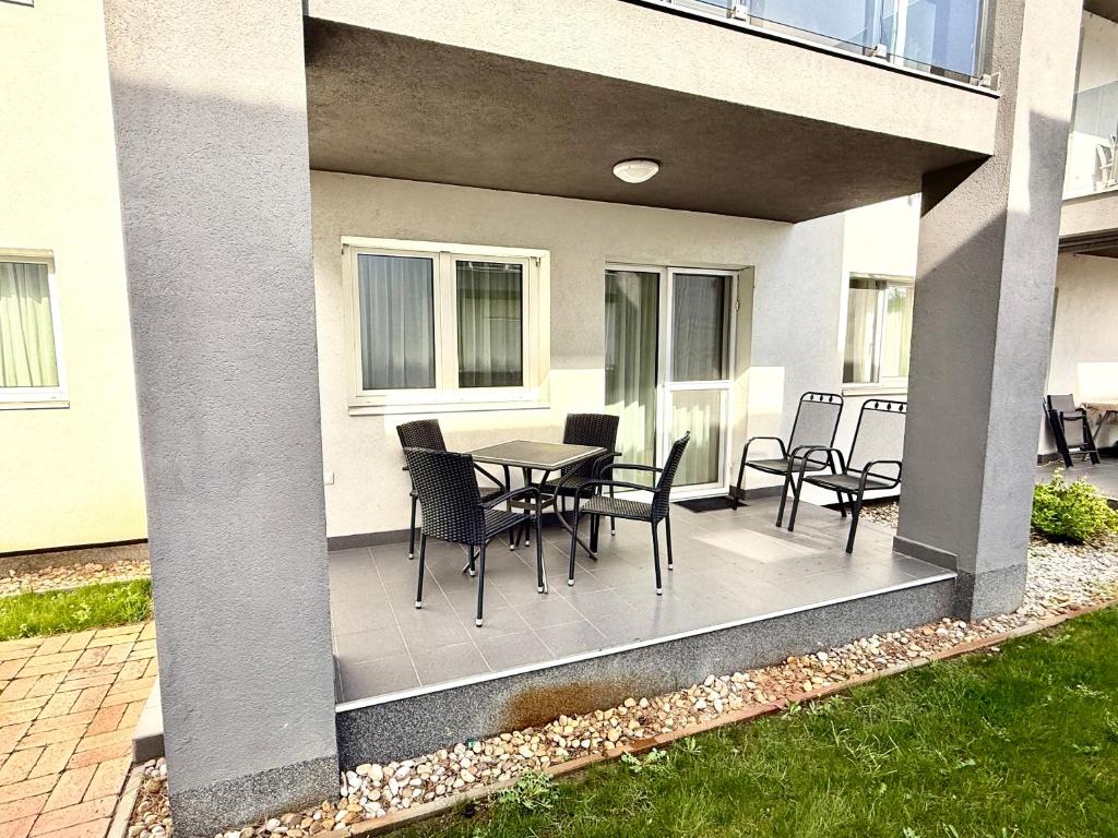 Patio alebo iná vonkajšia časť ubytovania Pine Apartment & Pool