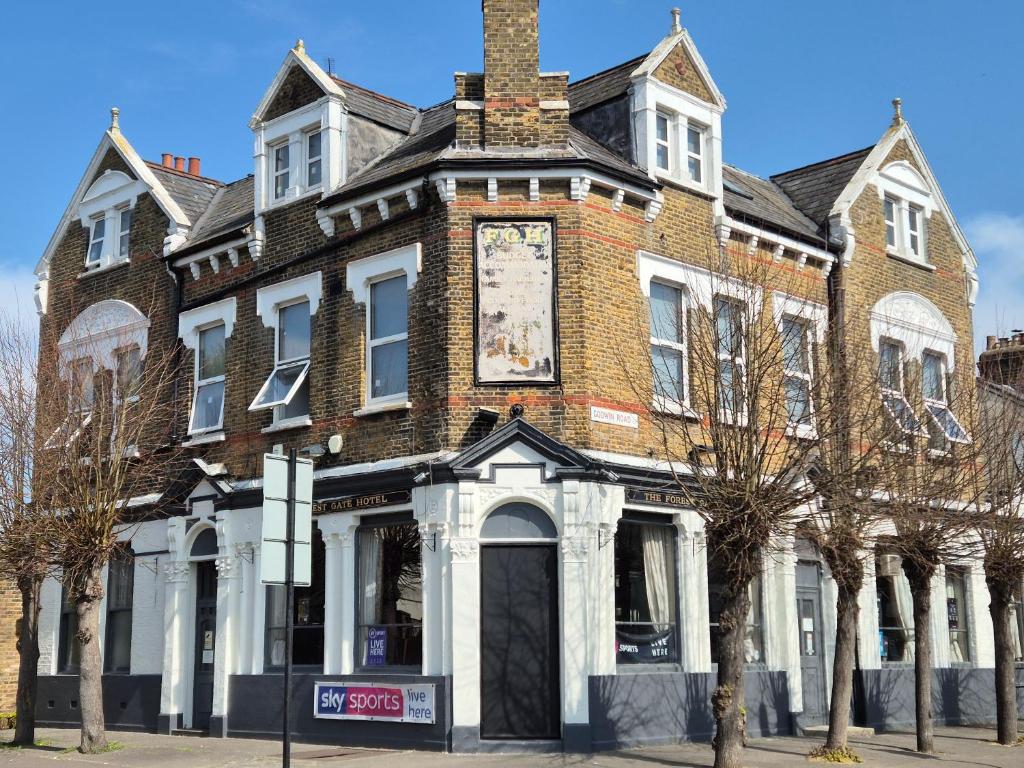 Forest Gate Hotel - Free Parking limited spaces - Resim 6