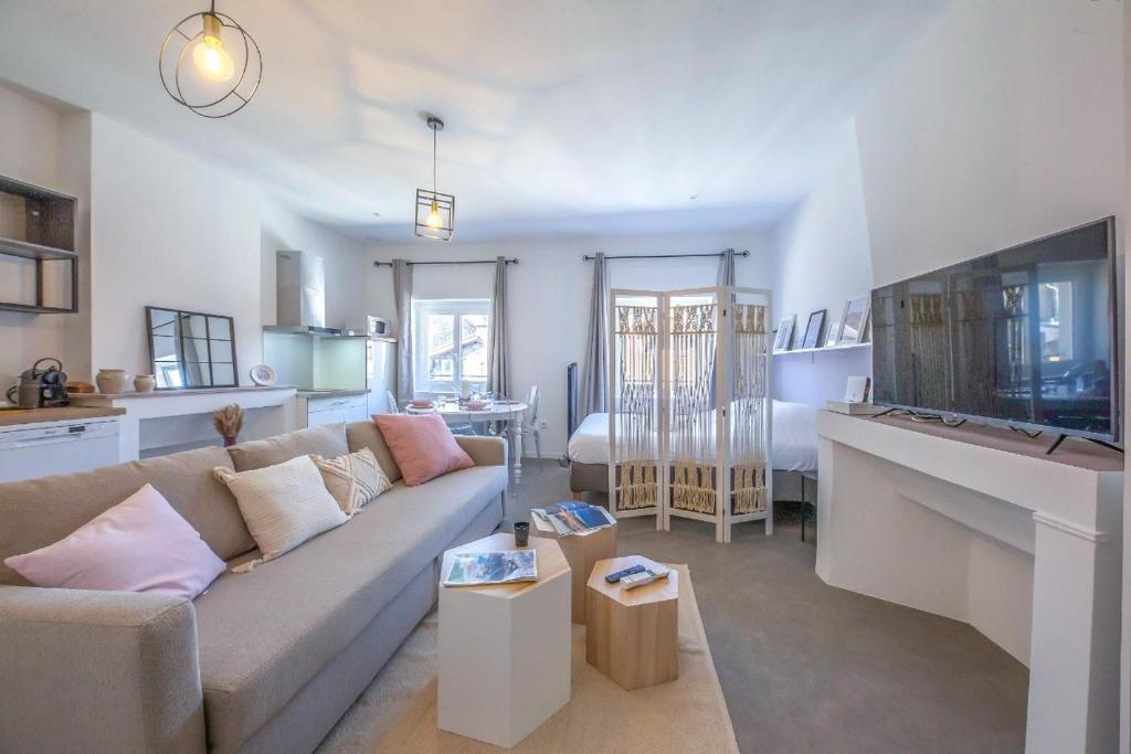 un salon avec un grand canapé et un salon avec dans l'établissement Le rendezvous cocooning des grenoblois, à Grenoble