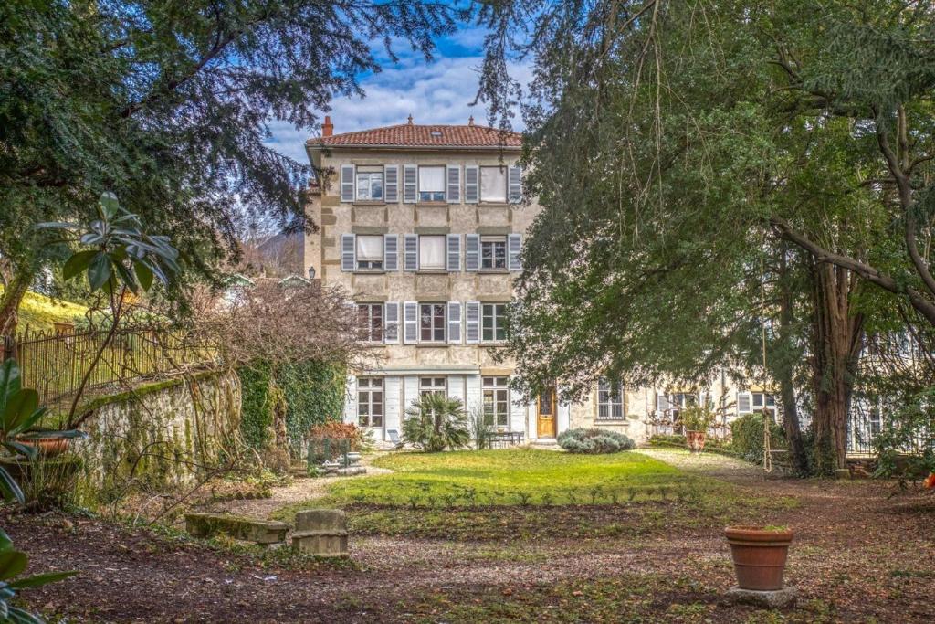 un grand bâtiment au milieu d'un jardin dans l'établissement Le Prieuré, à Grenoble