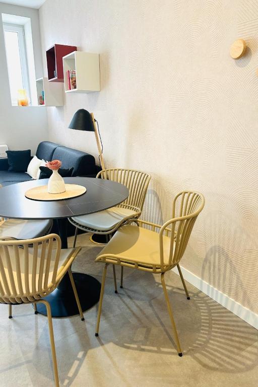 une salle à manger avec une table et des chaises dans l'établissement LAllure chic, à Grenoble