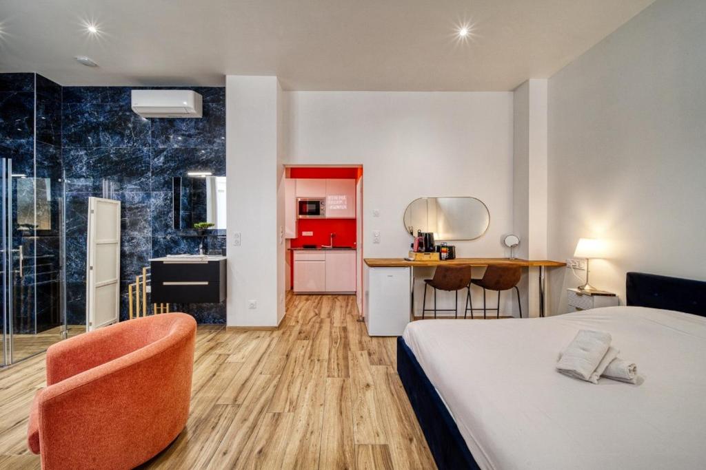 une chambre d'hôtel avec un lit et une cuisine dans l'établissement La grande estacade 1, à Grenoble