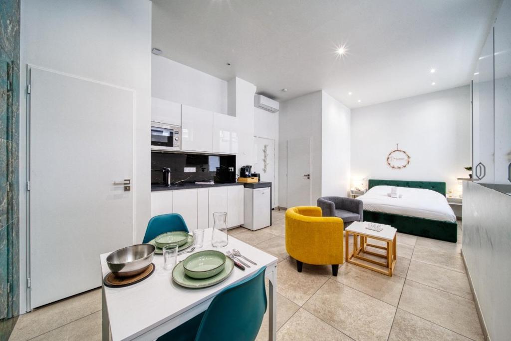 - un salon avec un lit et une chambre avec une table dans l'établissement La grande estacade 2, à Grenoble