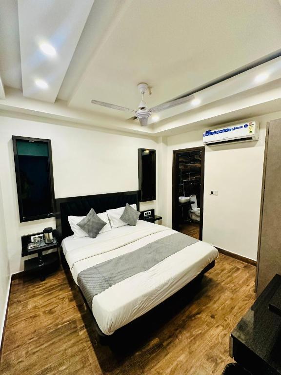 Postel nebo postele na pokoji v ubytování Hotel Red Stone Inn Walkable from New Delhi Railway Station