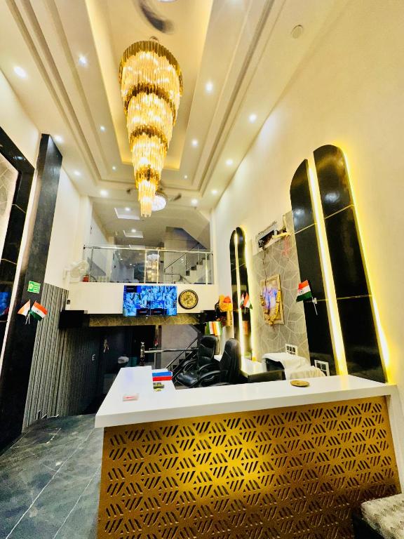 Kuchyň nebo kuchyňský kout v ubytování Hotel Red Stone Inn Walkable from New Delhi Railway Station