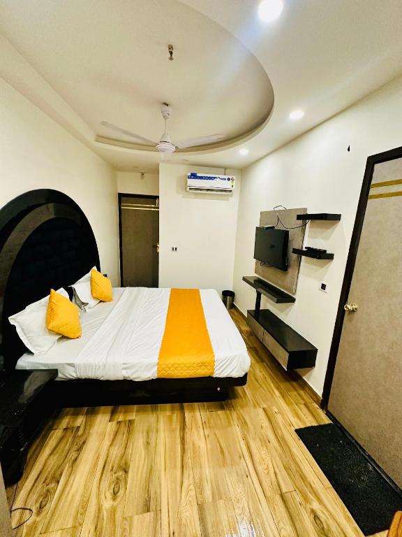 Postel nebo postele na pokoji v ubytování Hotel Red Stone Inn Walkable from New Delhi Railway Station