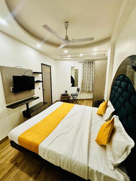 Postel nebo postele na pokoji v ubytování Hotel Red Stone Inn Walkable from New Delhi Railway Station