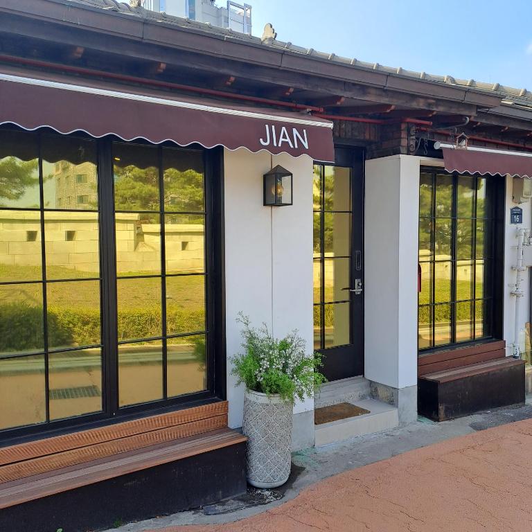 einen Laden vorne mit einem Schild, das Jain liest in der Unterkunft Jian Hanok in Seoul