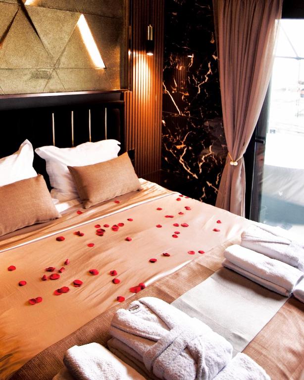 A closer look at Secluded Penthouse Apartments With Artistic Fireplaces