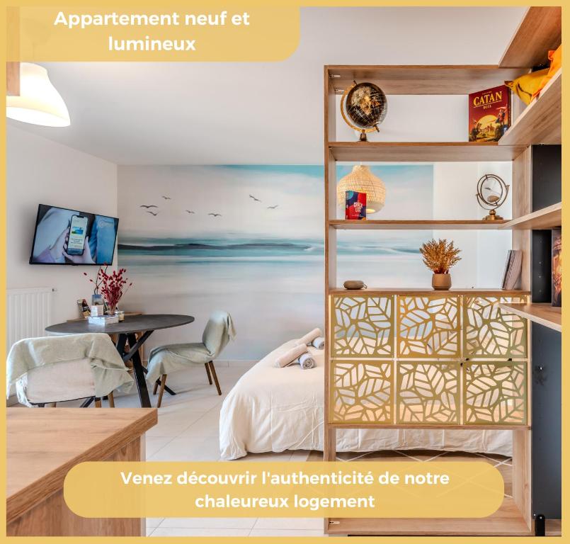 Cette chambre comprend un lit et une table. dans l'établissement L'Ecrin du Léman I Thonon-les-Bains, à Thonon-les-Bains