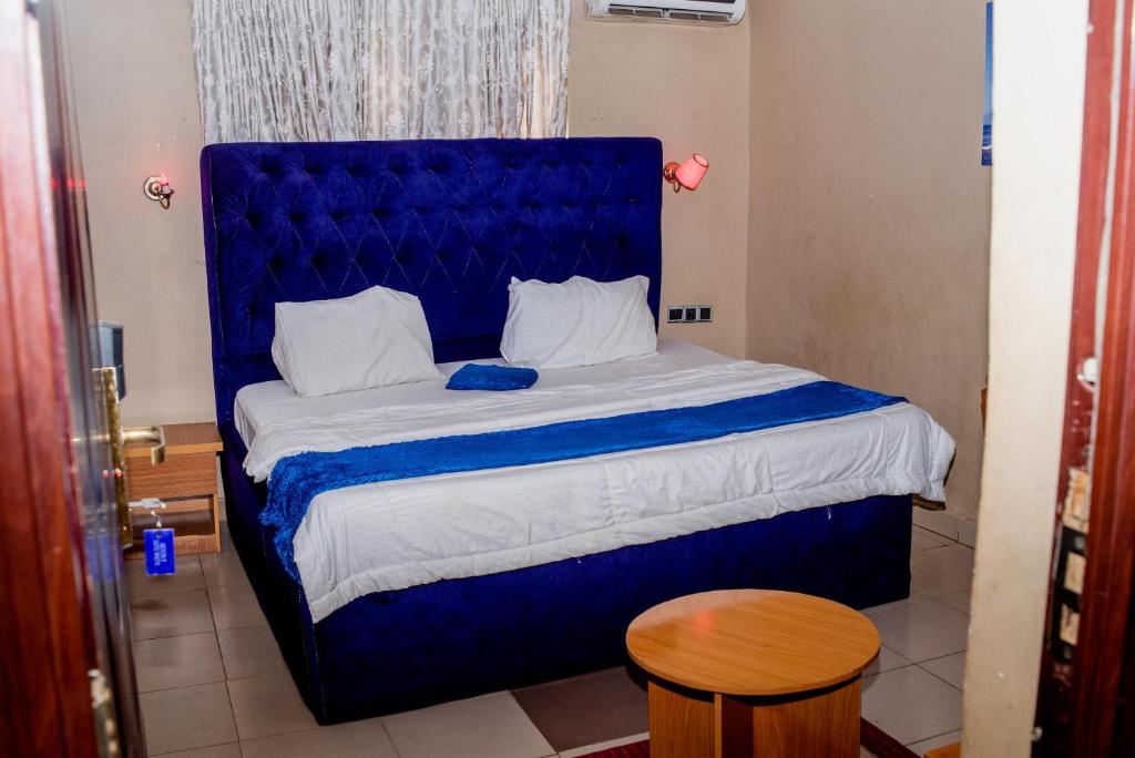 Postel nebo postele na pokoji v ubytování Aloha Hotel & Resort