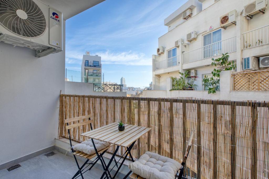 Balkón nebo terasa v ubytování Anita's Modern Apartment Near Sliema, Valletta, St Julians