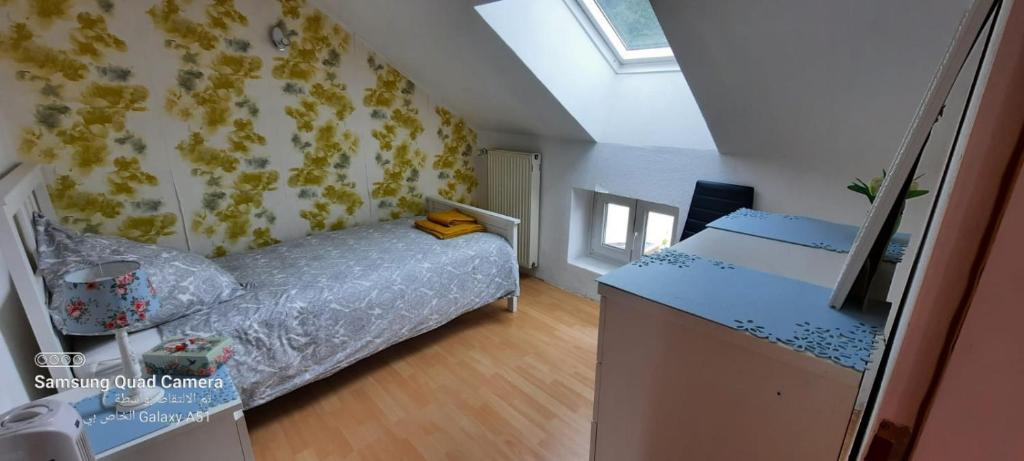 a small bedroom with a bed and a desk at Gesamt Unterkunft Rheinhaus in Bonn