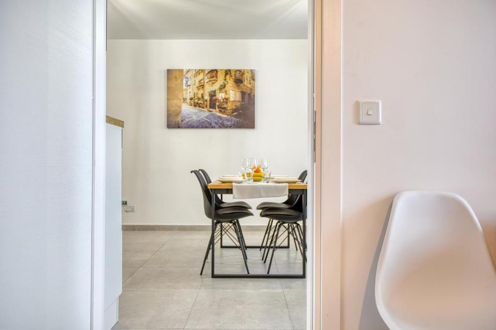 Posezení v ubytování Anita's Modern Apartment Near Sliema, Valletta, St Julians
