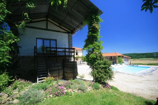 Bazén v ubytování Naturist Hotel Peyraille nebo v jeho okolí
